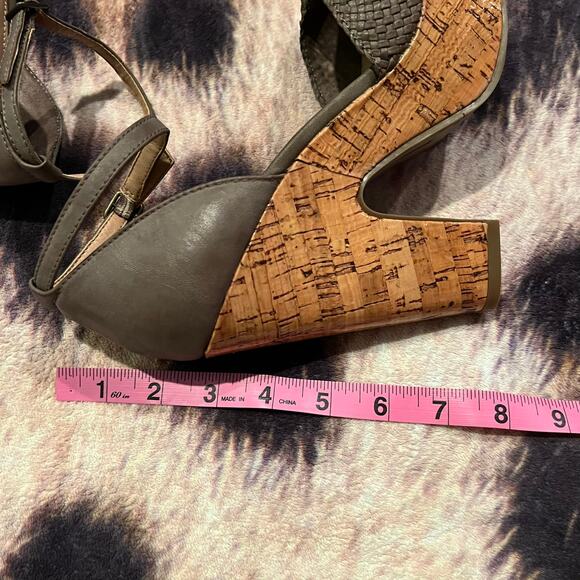 R2 Ankle Strap Heels Open Toe w/ Knot Top Size 10 Taupe - Picture 8 of 12